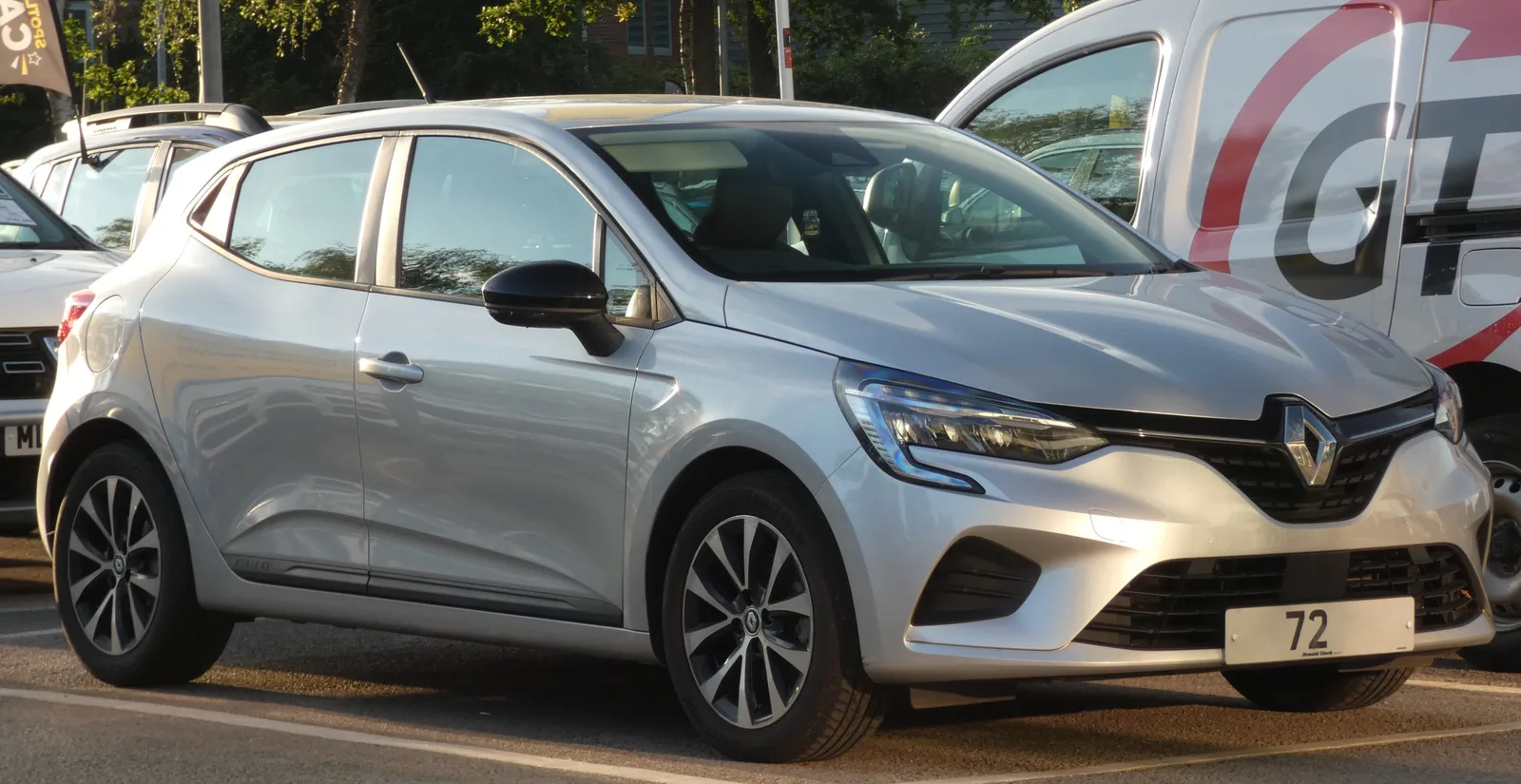 Renault Clio E-Tech full hybrid vue de face, citadine hybride parmi les plus vendues en France