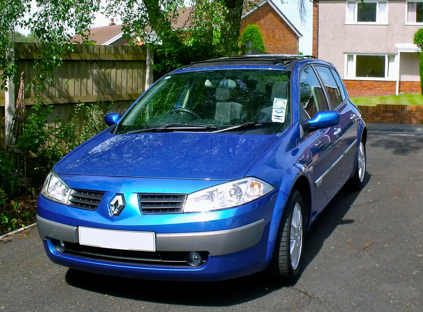 Ouvrir une Renault Megane 2 sans batterie : la méthode