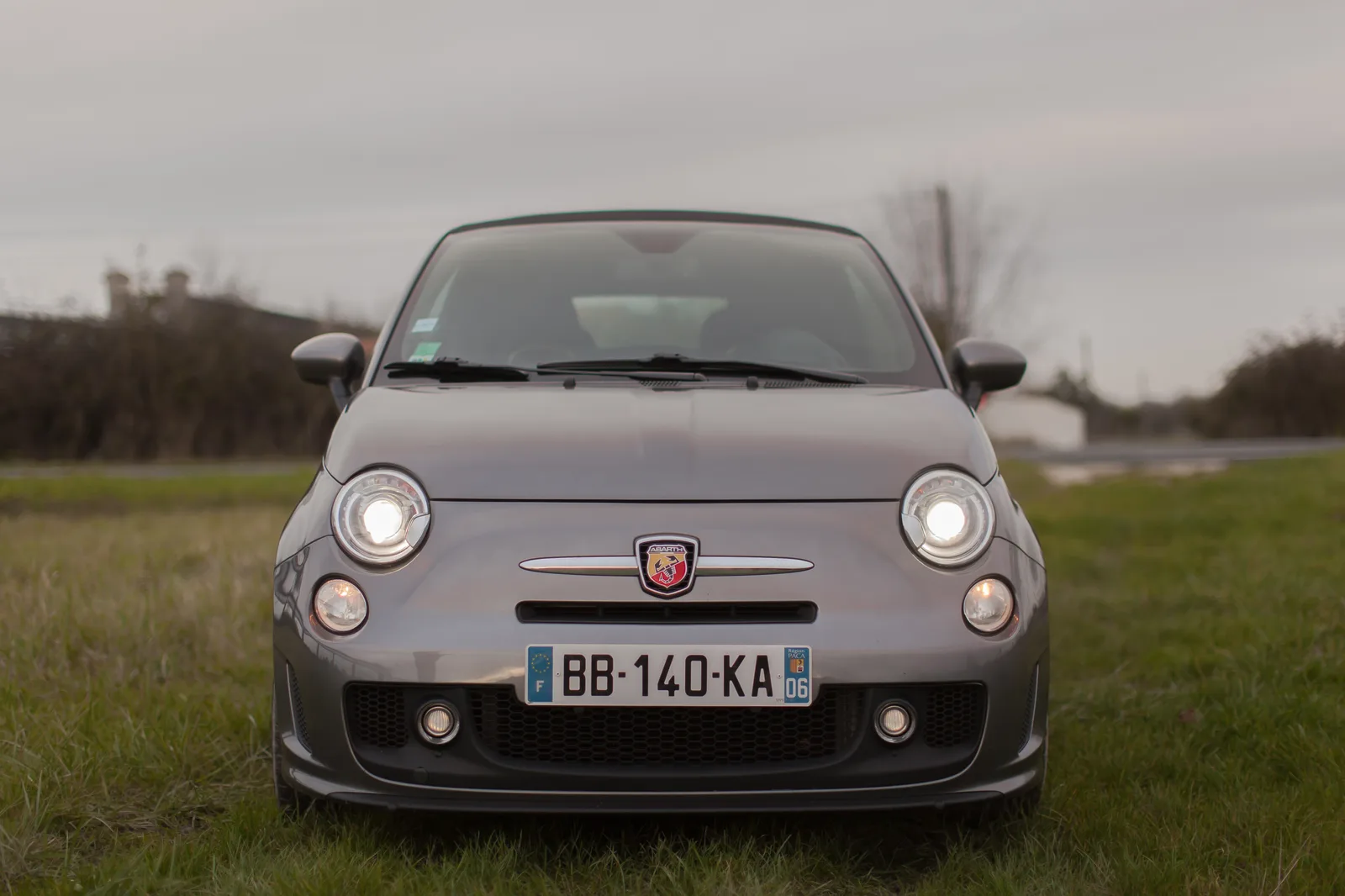 Voiture avec une plaque d'immatriculation française visible à l'arrière