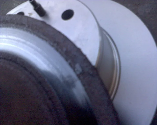 Comparaison entre un disque de frein neuf et un disque usé