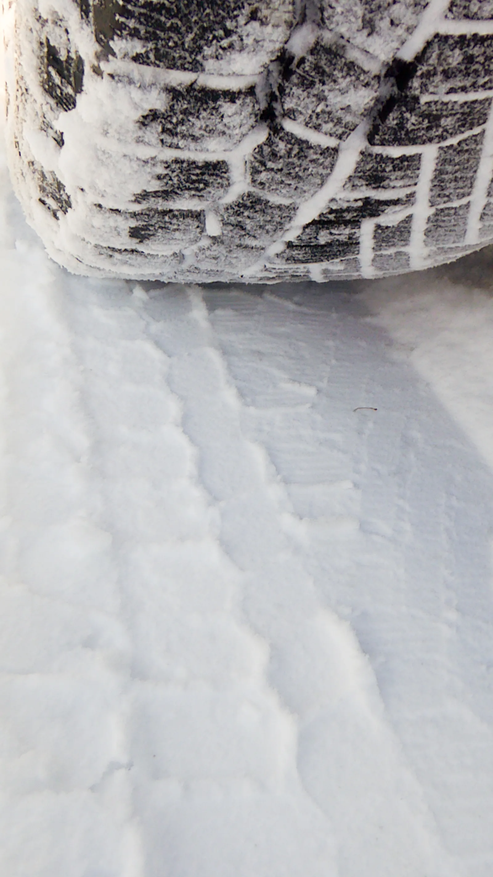 Empreinte de pneu neige dans la neige
