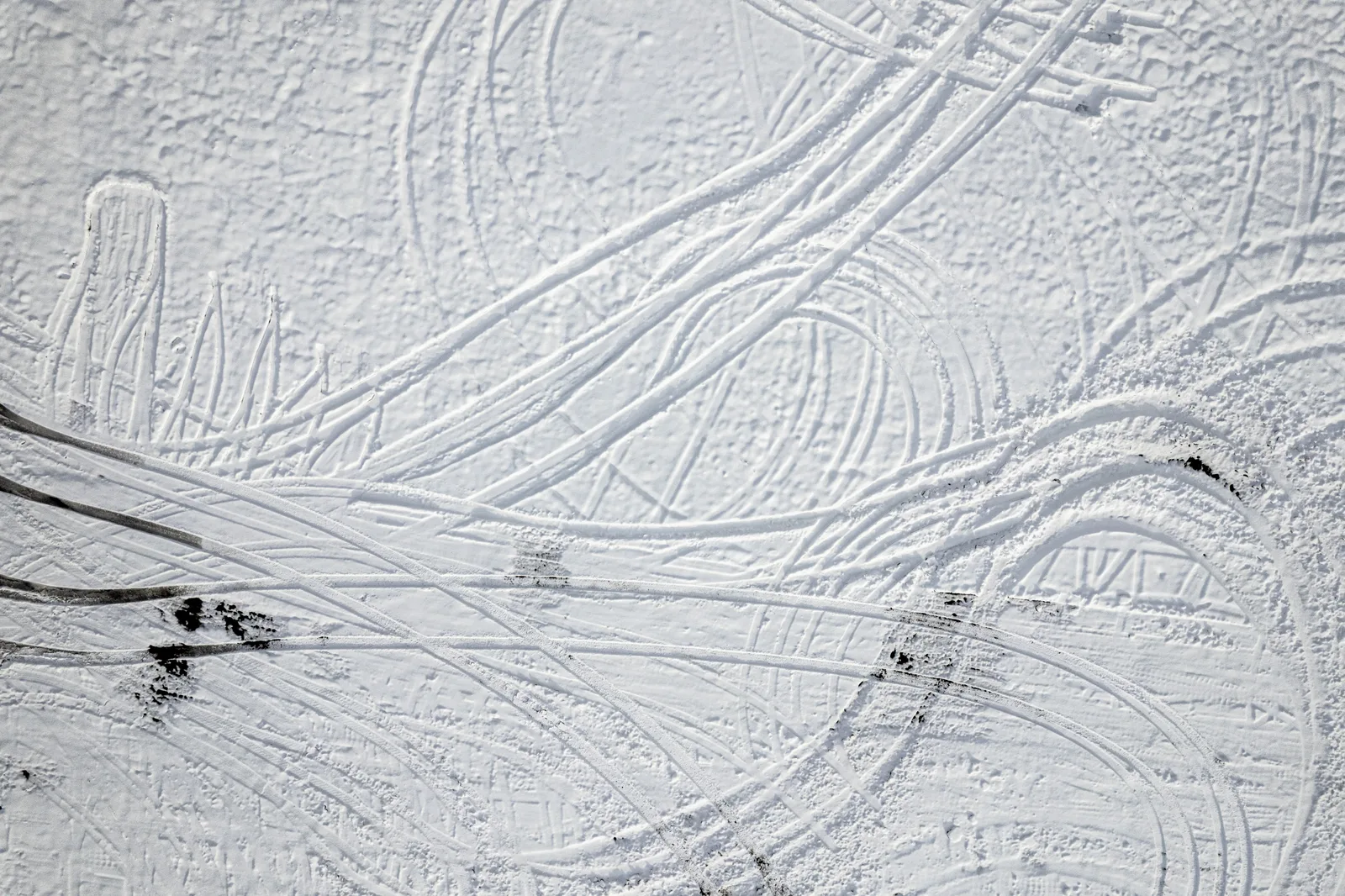Trace de pneu dans la neige sur une route hivernale