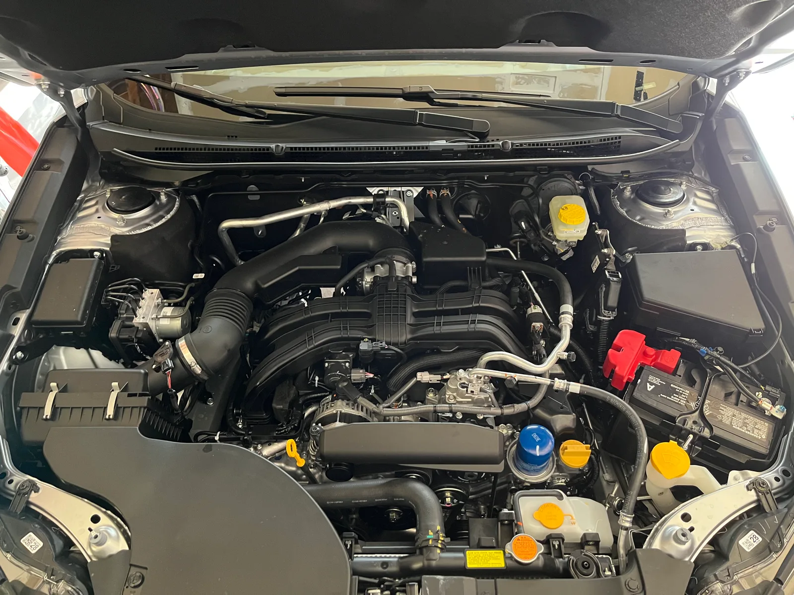 Compartiment moteur avec vase d'expansion et circuit de refroidissement visibles