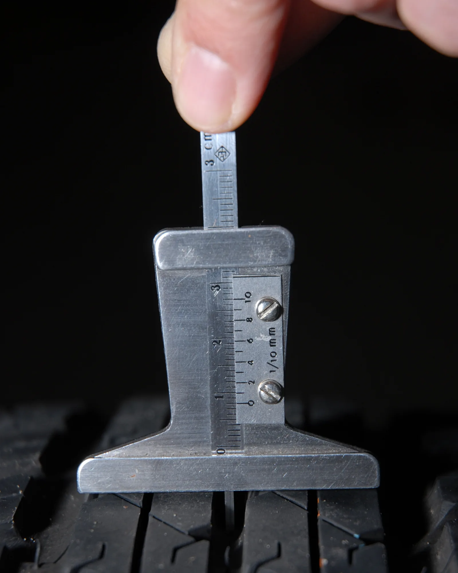 Jauge de profondeur de sculpture analogique pour mesurer l'usure d'un pneu