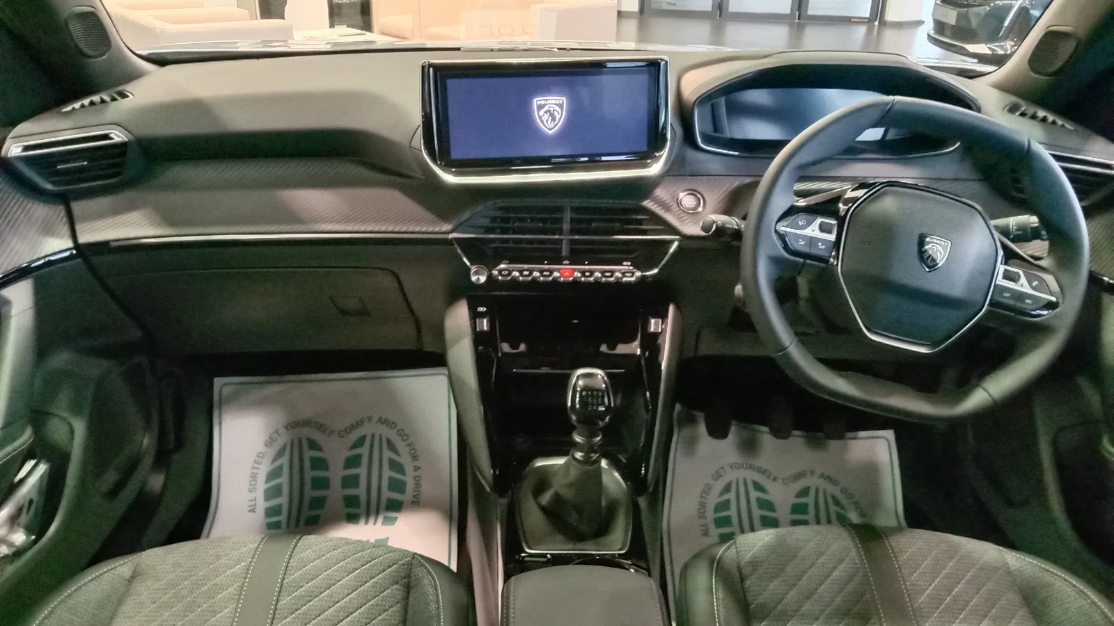 Intérieur et tableau de bord d'une Peugeot 2008