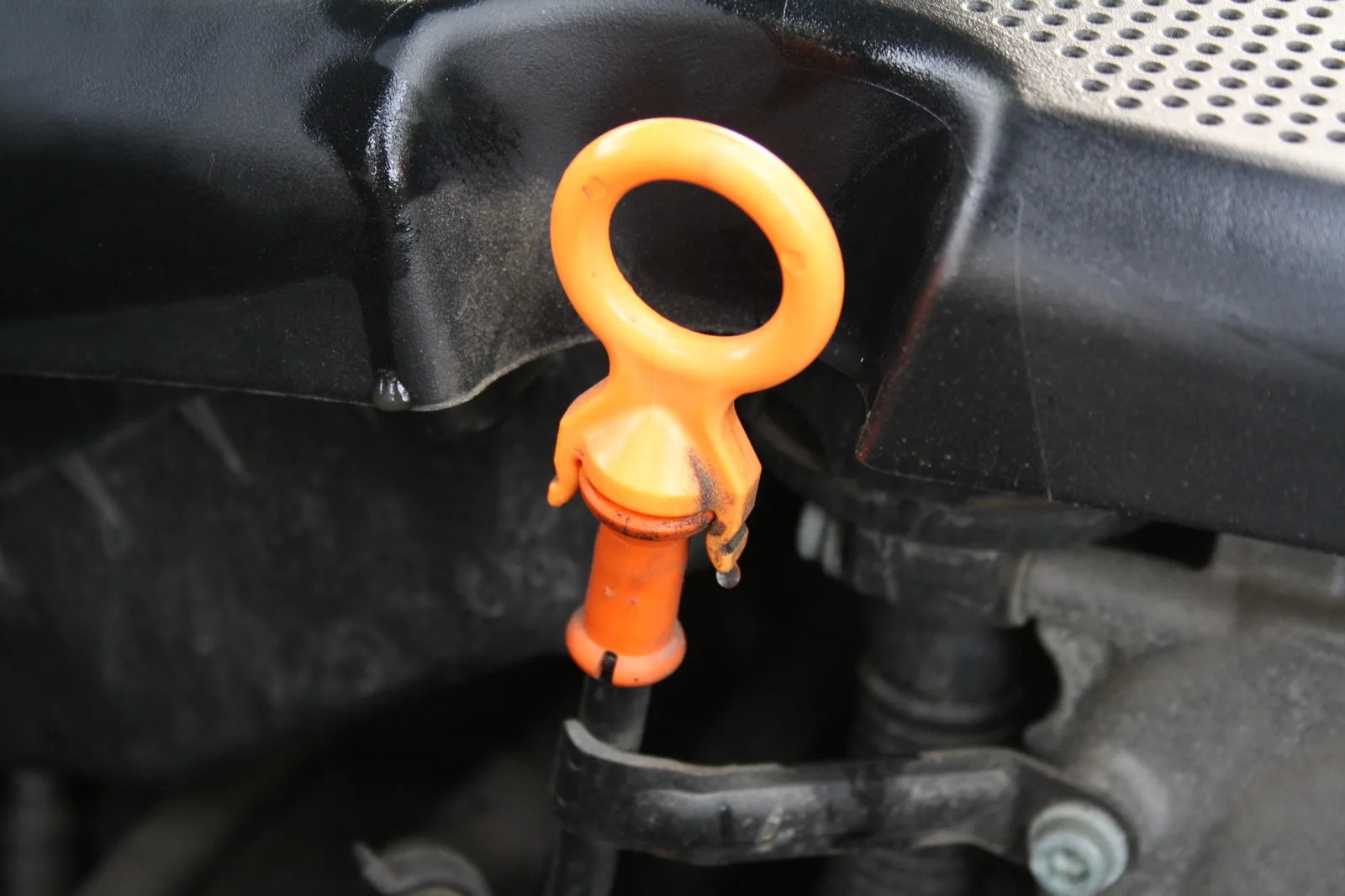 Jauge d'huile moteur retirée du moteur d'une Skoda Fabia 1.2 HTP pour vérifier le niveau