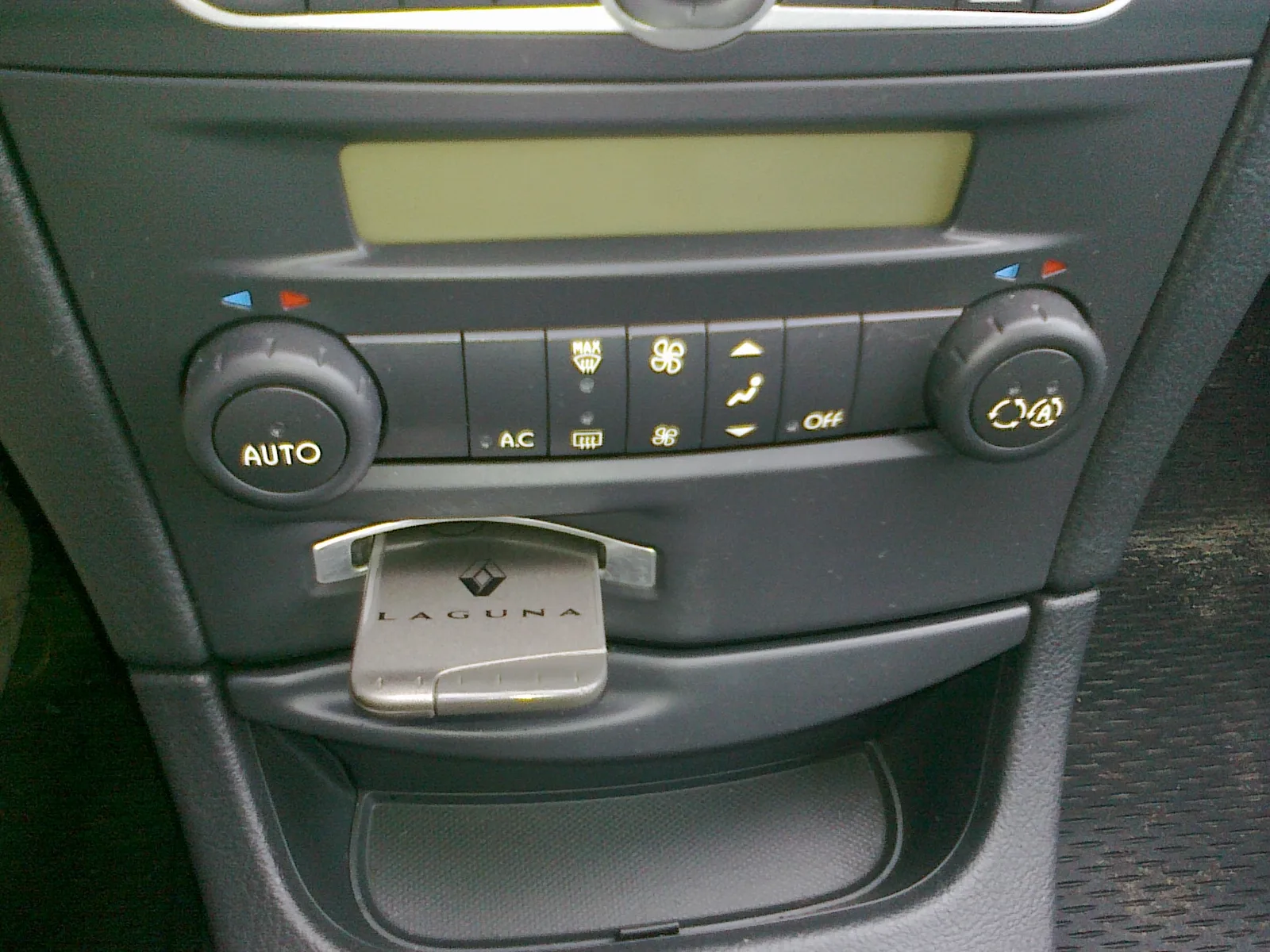 Commande de climatisation automatique avec bouton A/C sur une planche de bord