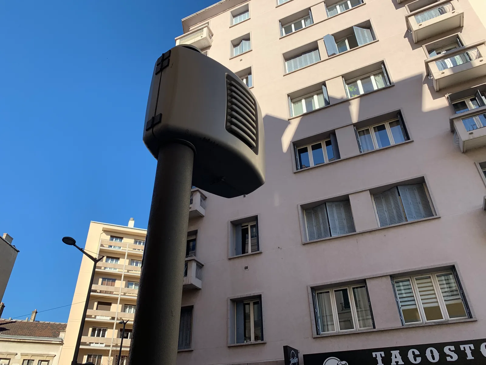 Radar automatique au bord d'une route en ville