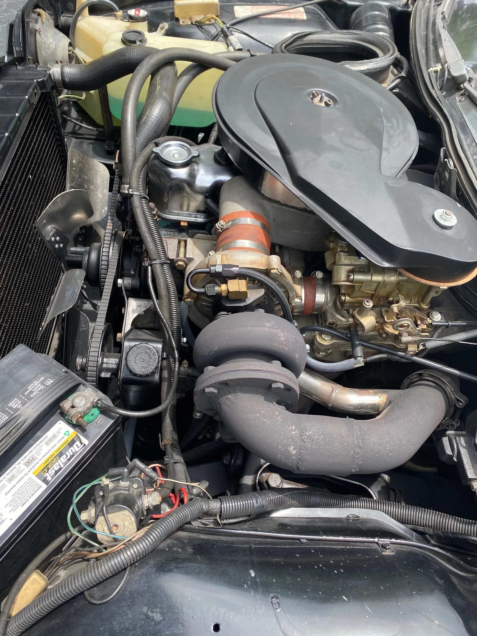 Détail d'un turbocompresseur dans le compartiment moteur