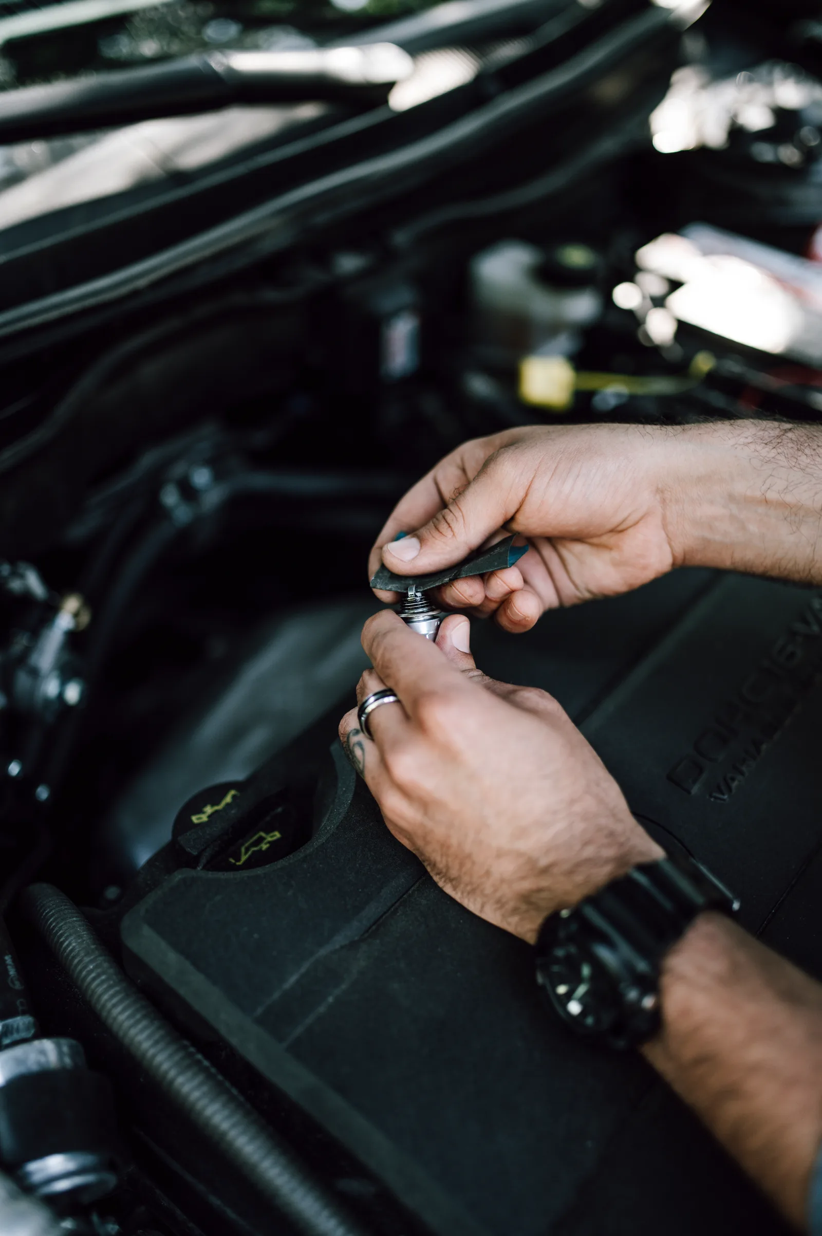 Mécanicien inspectant le moteur sous le capot
