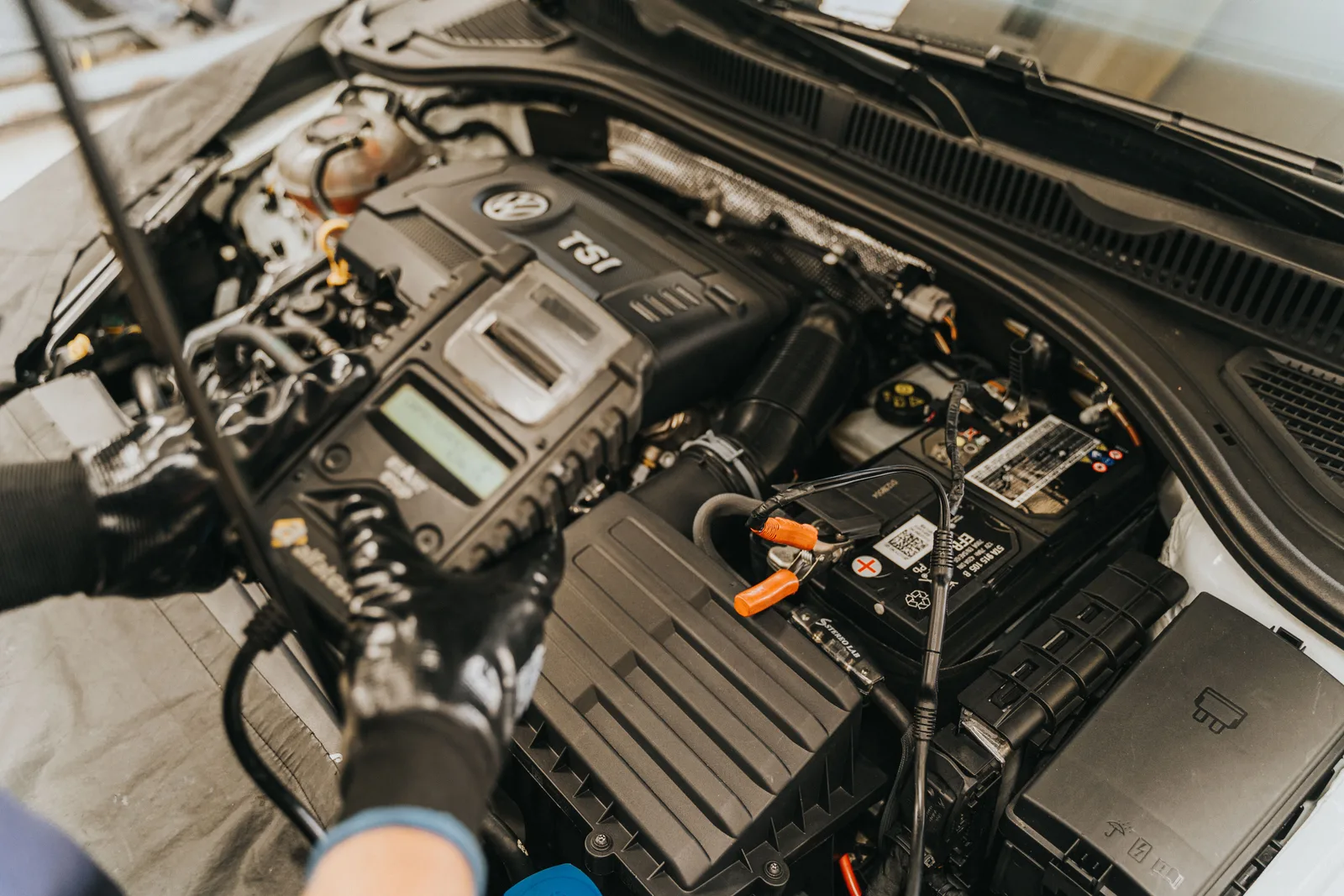 Diagnostic électronique rapproché sur un moteur de véhicule