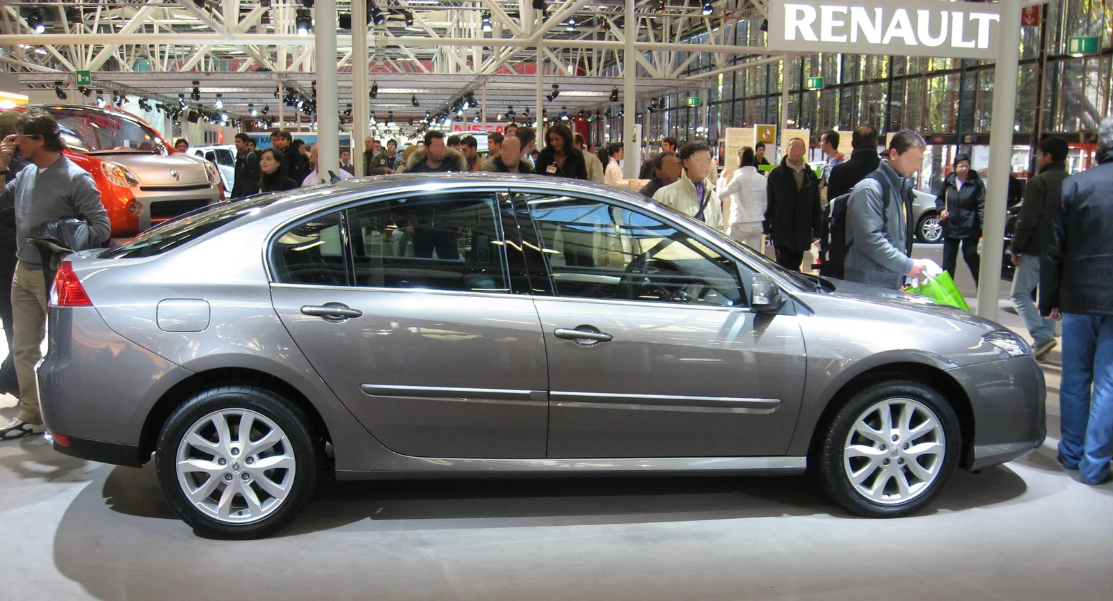 Renault Laguna 3 vue de profil