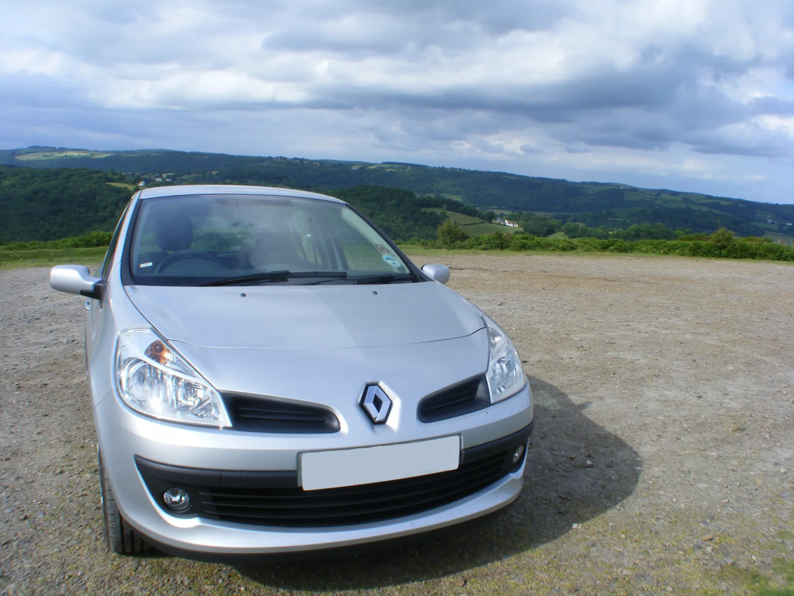 Renault Clio 3 vue latérale — localisation de la trappe à carburant