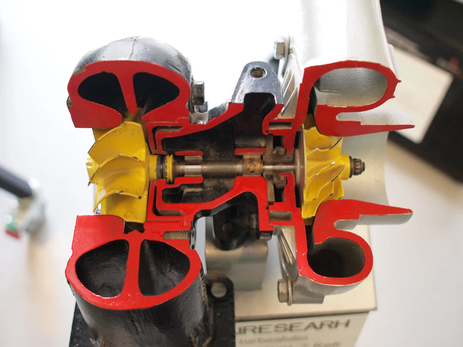 Turbocompresseur coupé en deux montrant la roue de compresseur, l'axe et la turbine