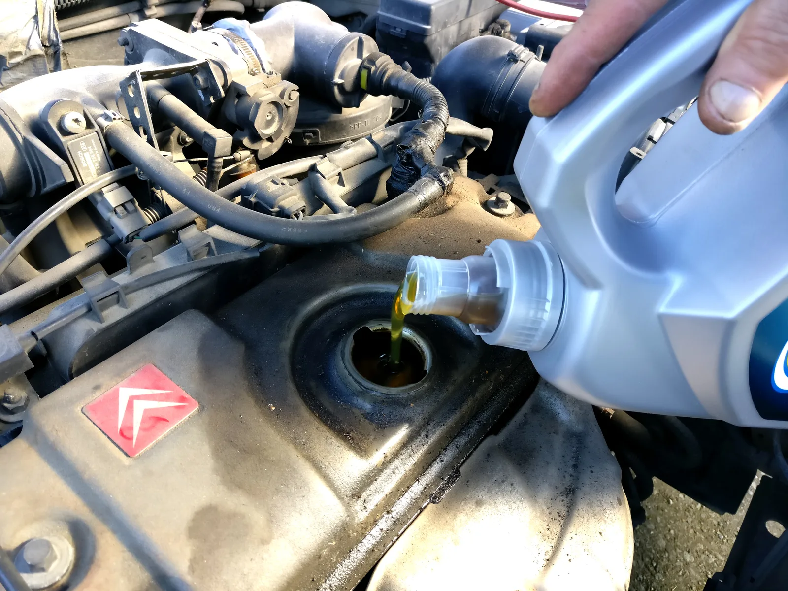 Remplissage d'huile moteur neuve dans un moteur