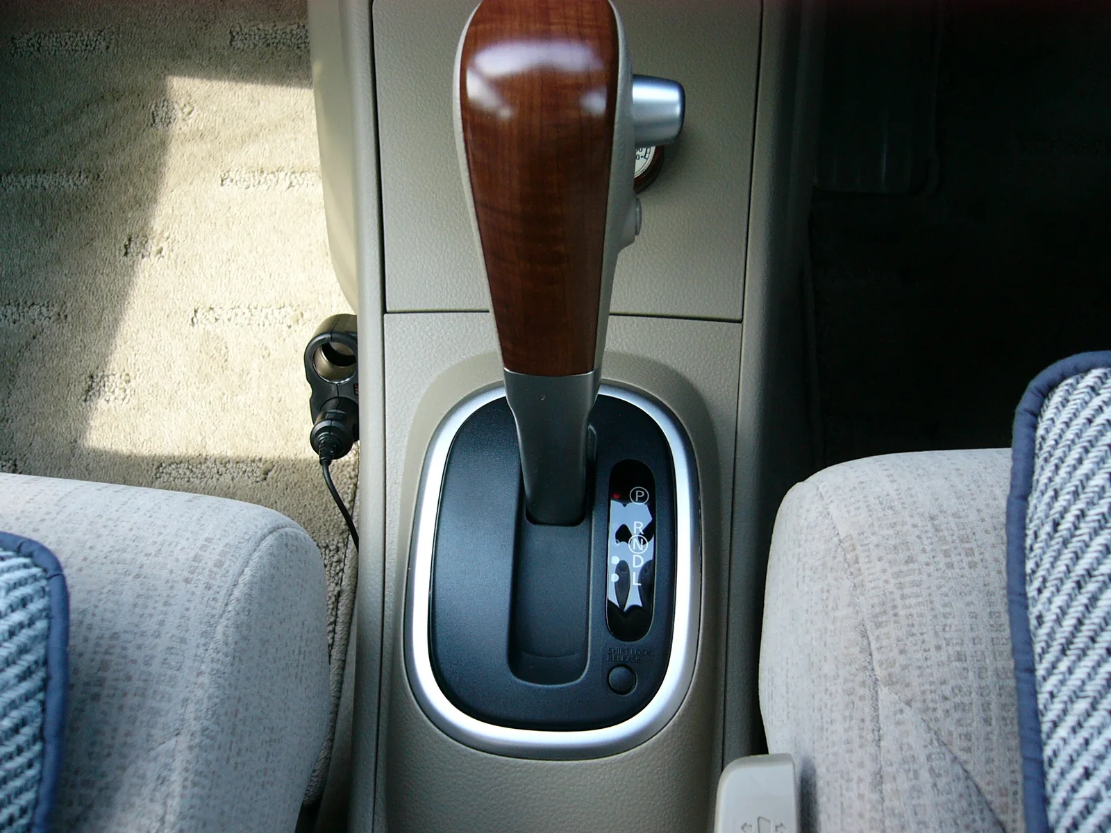Levier de boîte automatique avec les positions P, R, N et D
