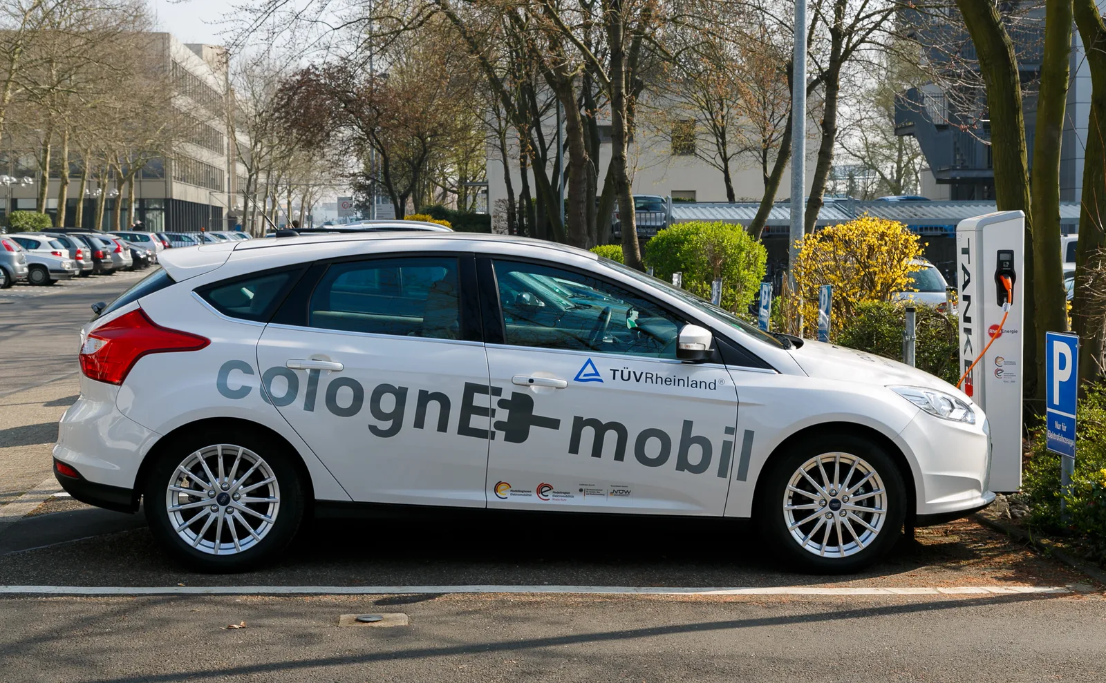 Borne de recharge pour véhicule électrique en usage public