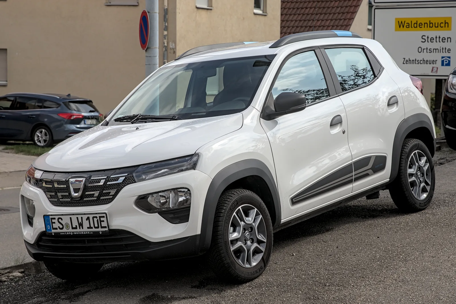 Dacia Spring électrique vue de profil sur parking