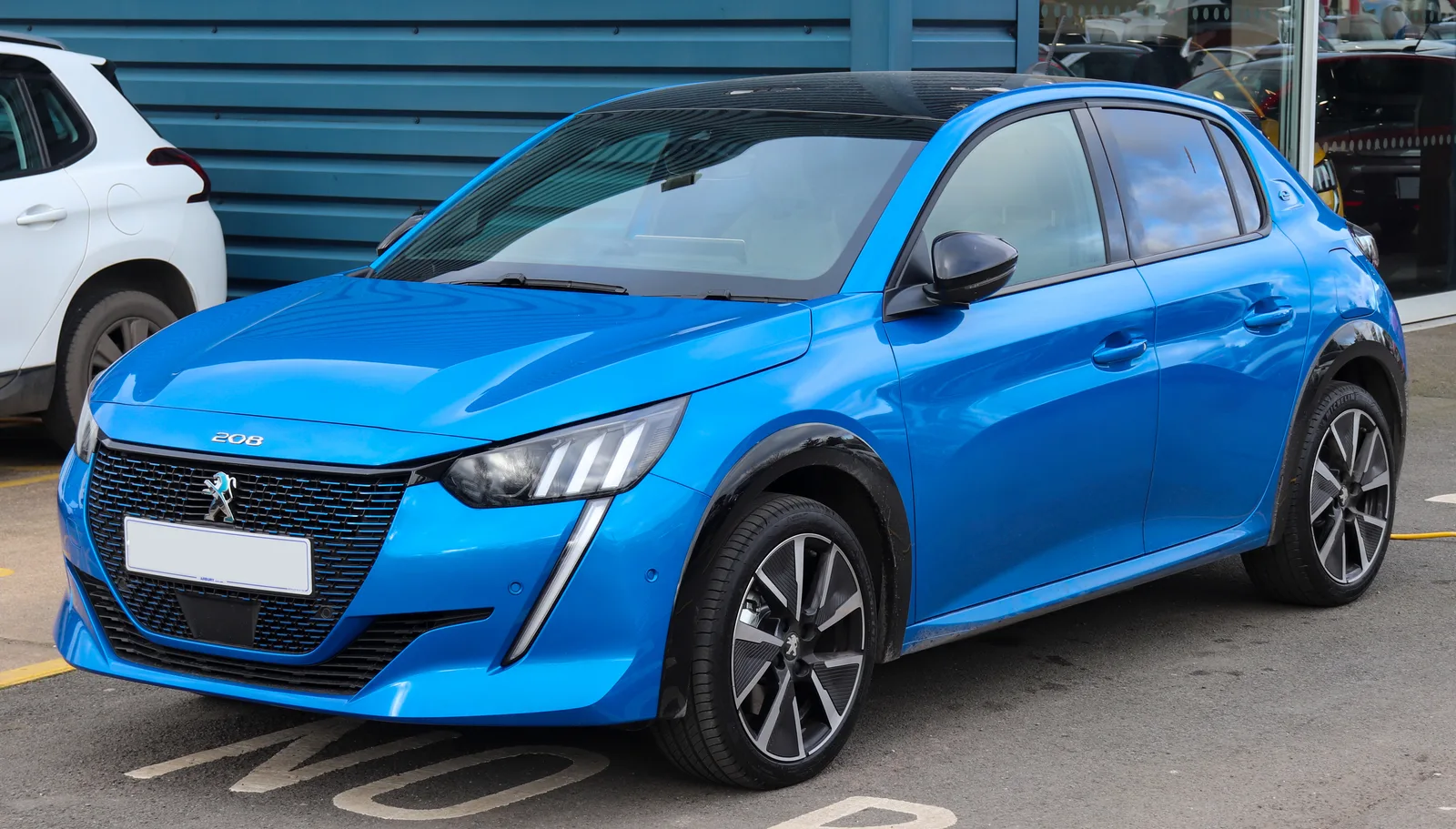 Peugeot e-208 GT vue de face, l'une des citadines électriques les plus répandues sur le marché de l'occasion