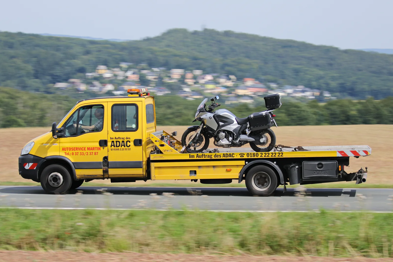 Dépanneuse mandatée par l'ADAC sur une route allemande, l'ADAC compte les pannes réelles pour établir sa statistique