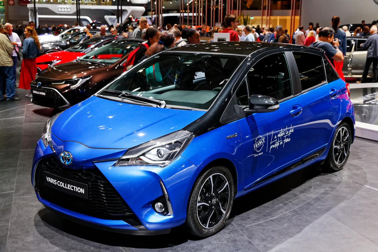 Toyota Yaris hybride bleue exposée au Mondial de Paris, voiture d'occasion fiable à moins de 10 000 euros