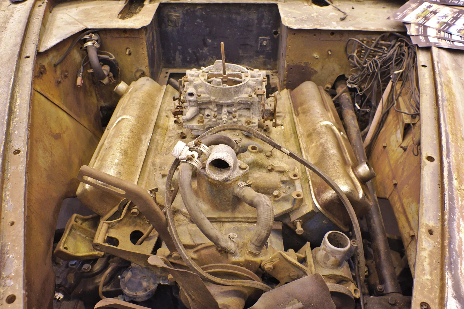 Compartiment moteur ouvert d'un véhicule ancien lors d'une exposition automobile
