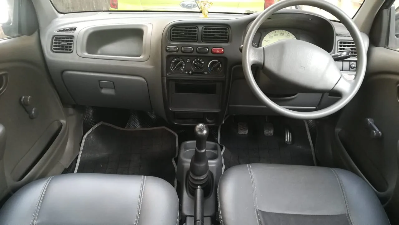 Tableau de bord d'une Suzuki Alto