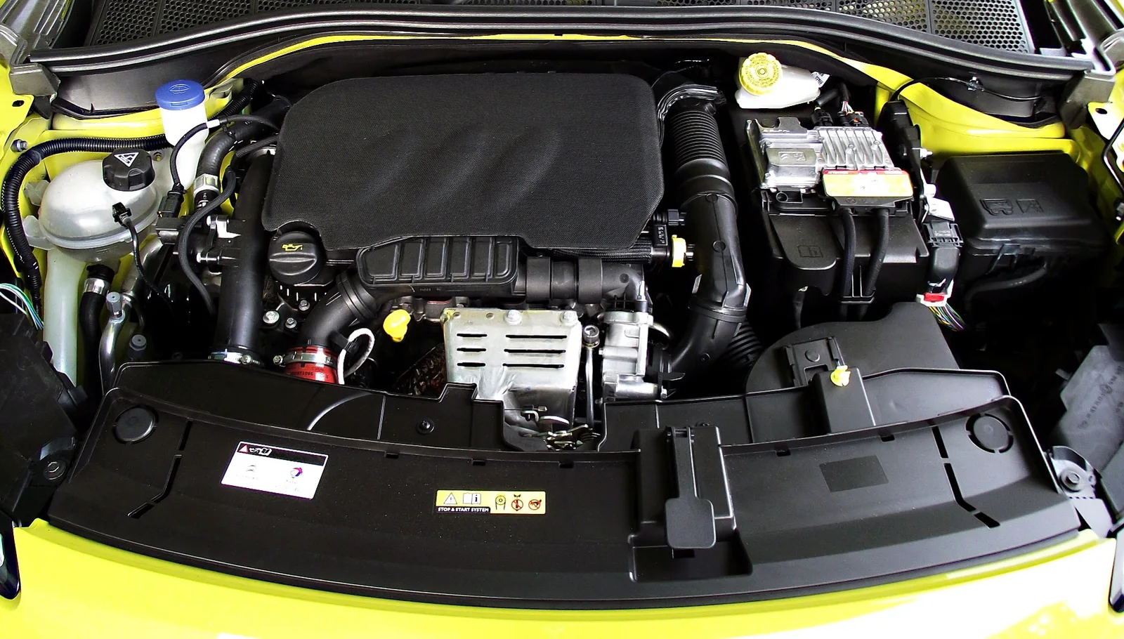 Compartiment moteur PureTech d'une Citroën
