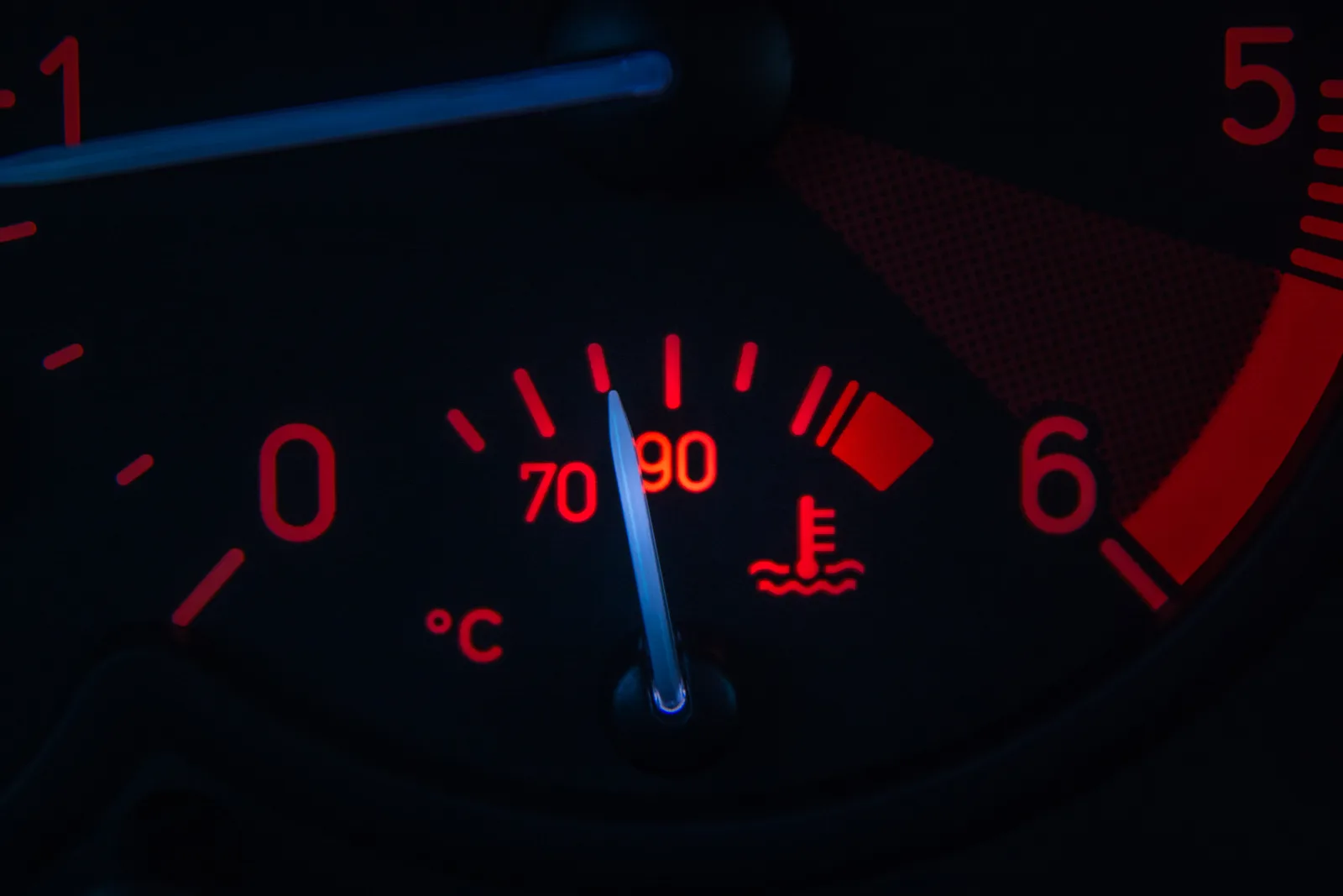 Voyant liquide de refroidissement allumé : que faire ?