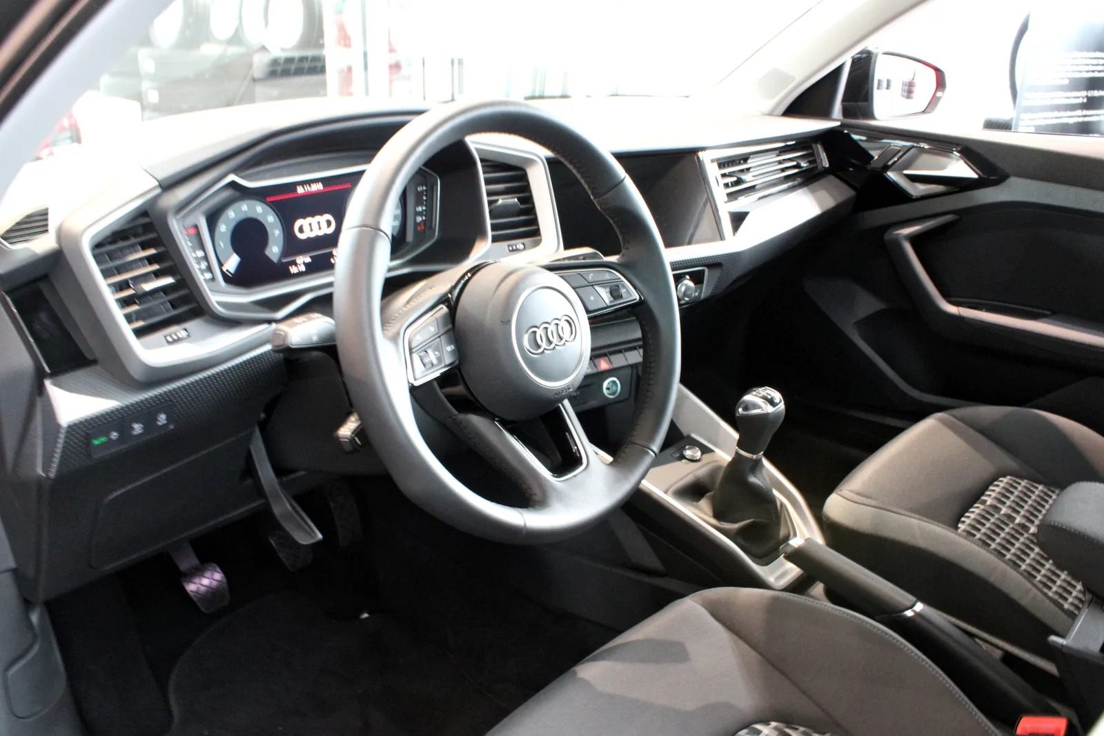 Vue avant d'une Audi A1 30 TFSI