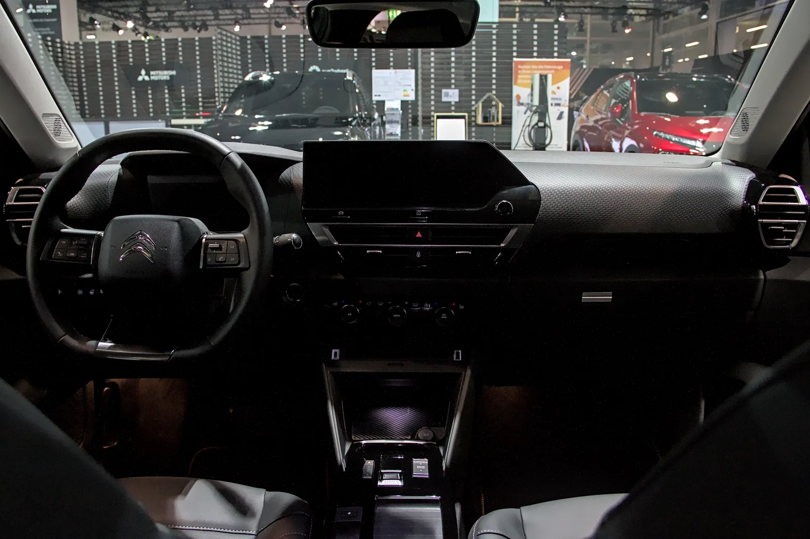 Citroën ë-C4 électrique exposée en salon automobile