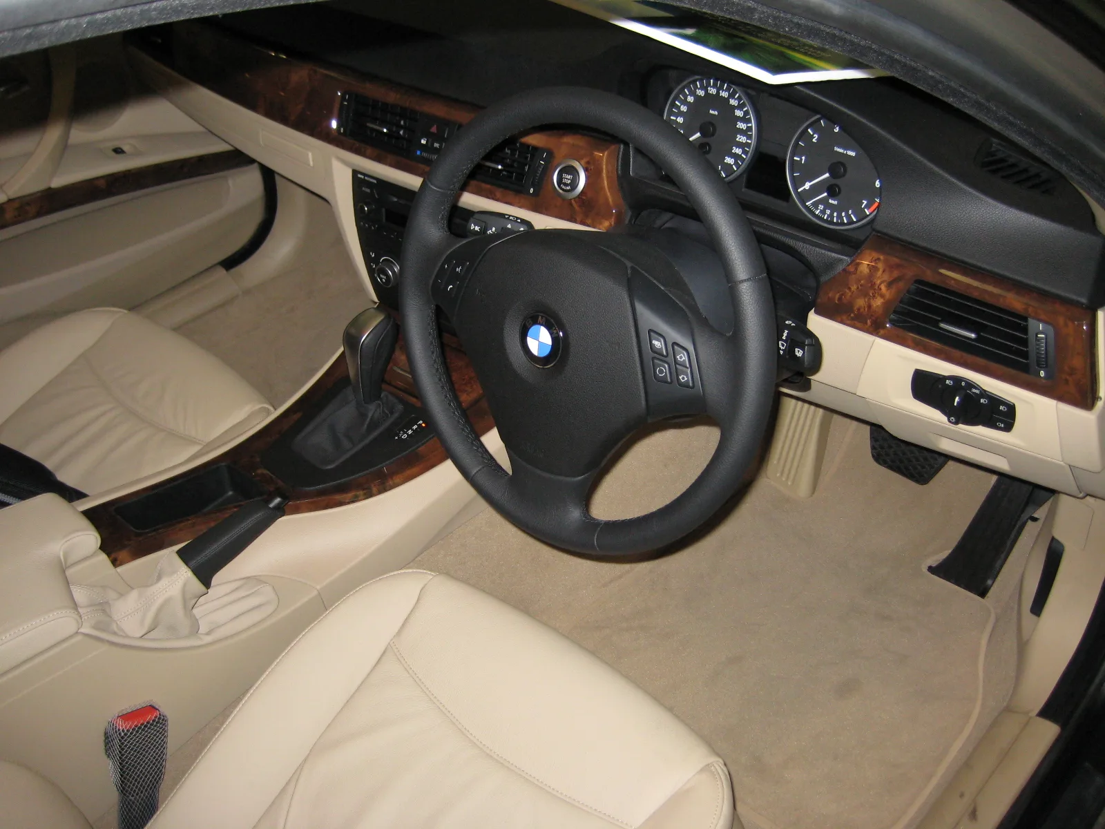 BMW E90 320i — tableau de bord et intérieur