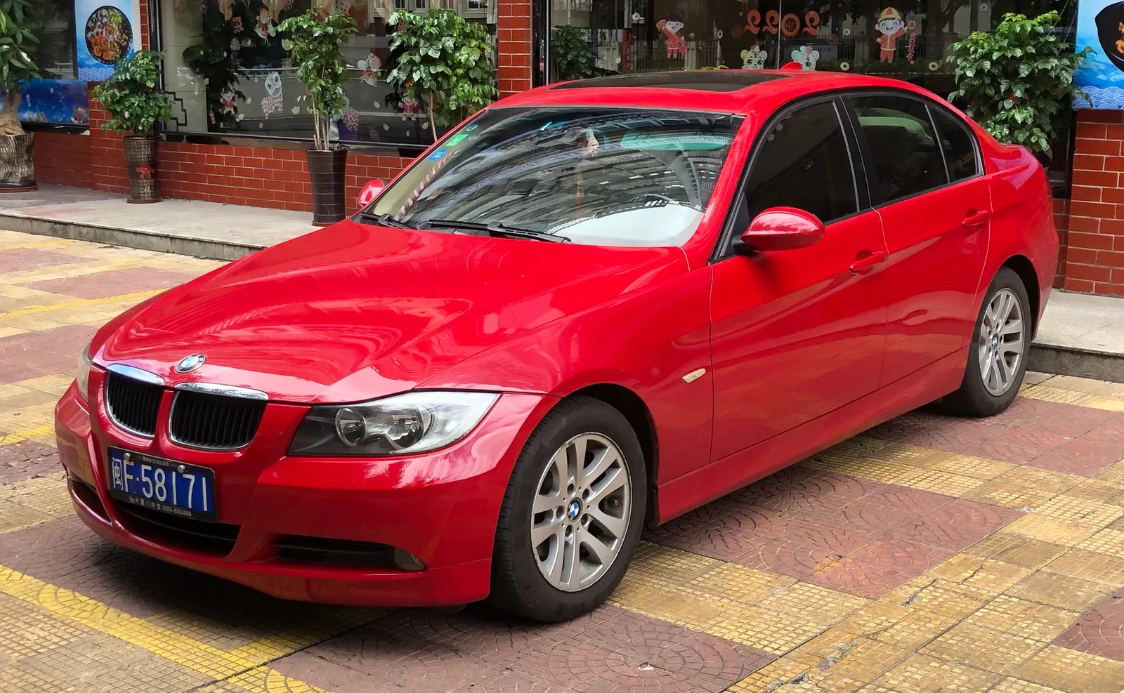 BMW Série 3 E90 rouge — vue 3/4 avant