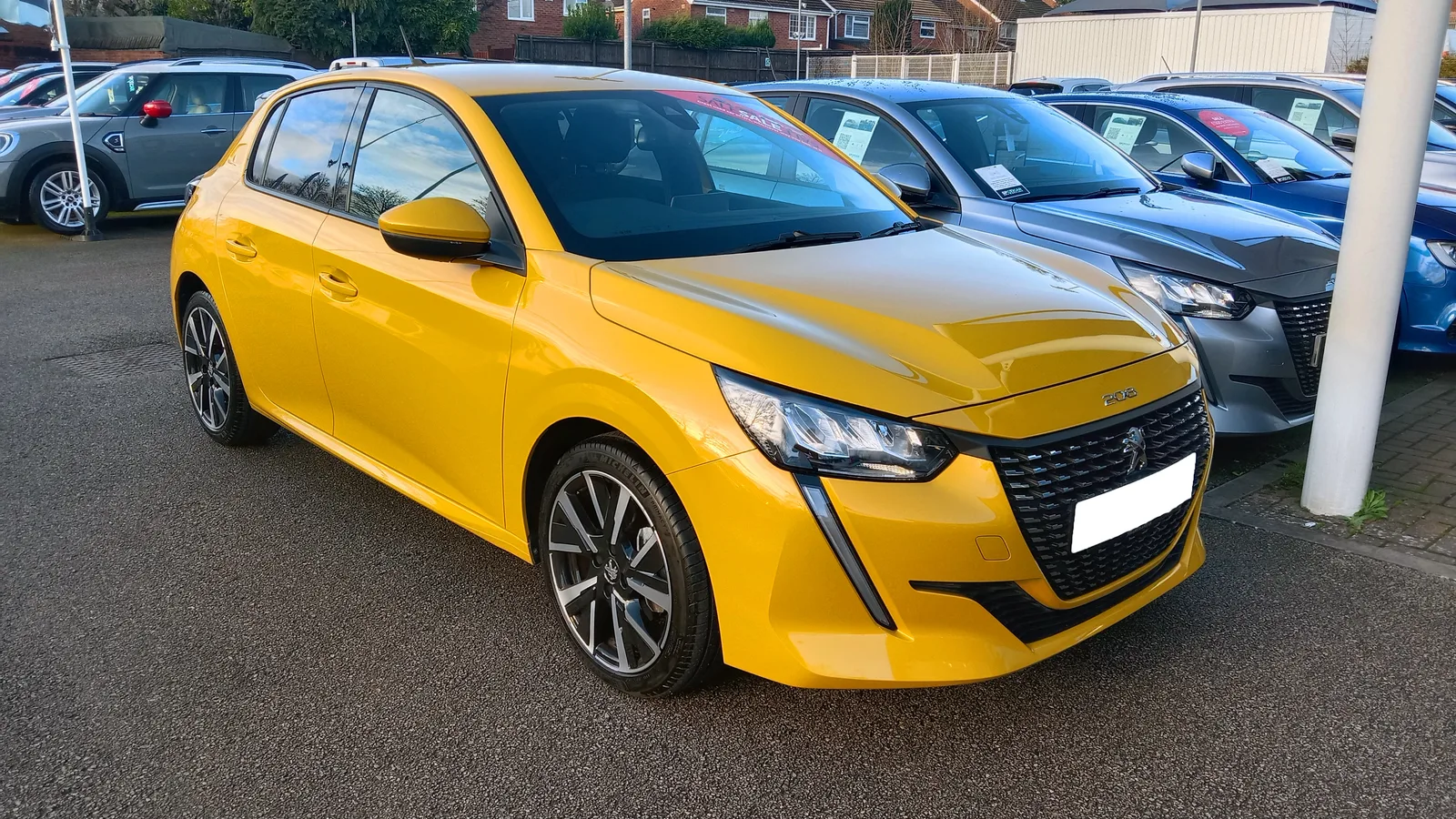 Peugeot 208 vue avant — modèle Allure PureTech