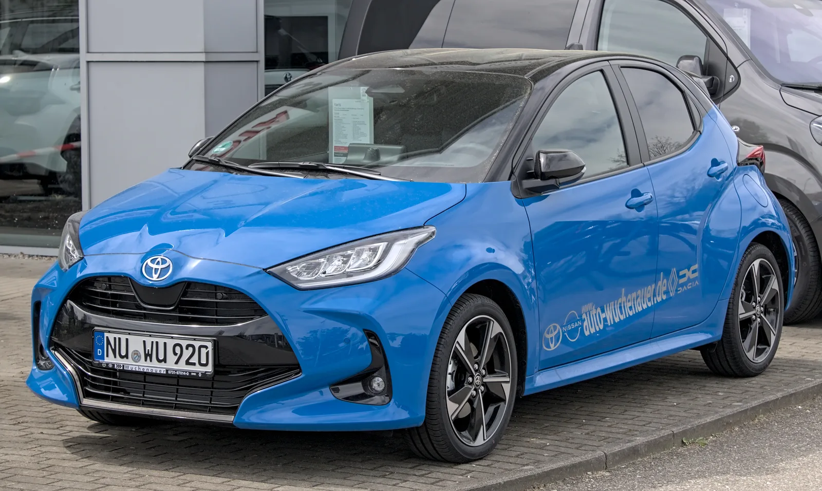Toyota Yaris vue de trois-quarts avant, modèle hybride récent