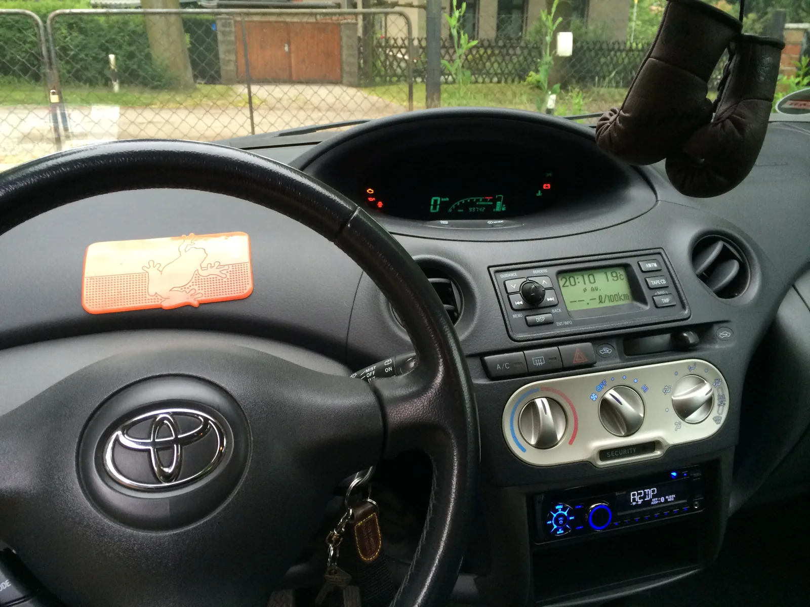 Voyant Orange Allumé sur Toyota Yaris : Signification et Solutions